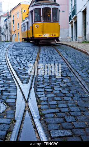 Tranvía de Rua de Sao Tomé. Barrio Alfama. Ciudad de Lisboa, Portugal, Península Ibérica, Europa Stockfoto