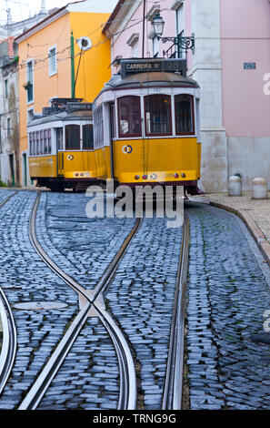 Tranvía de Rua de Sao Tomé. Barrio Alfama. Ciudad de Lisboa, Portugal, Península Ibérica, Europa Stockfoto