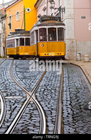 Tranvía de Rua de Sao Tomé. Barrio Alfama. Ciudad de Lisboa, Portugal, Península Ibérica, Europa Stockfoto