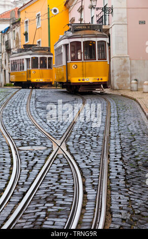 Tranvía de Rua de Sao Tomé. Barrio Alfama. Ciudad de Lisboa, Portugal, Península Ibérica, Europa Stockfoto