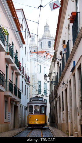 Tranvía de Rua de Sao Tomé. Barrio Alfama. Ciudad de Lisboa, Portugal, Península Ibérica, Europa Stockfoto