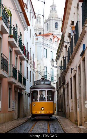 Tranvía de Rua de Sao Tomé. Barrio Alfama. Ciudad de Lisboa, Portugal, Península Ibérica, Europa Stockfoto
