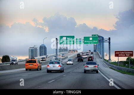 Miami, FL, USA - Mai 12, 2013: Abend der Verkehr auf der Autobahn, Miami, USA. Autos bewegen auf einer Autobahn mit Wegweiser zum Internationalen Miami Flughafen, Stockfoto