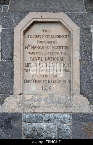 Denkmal auf dem Rettungsboot station in Solva, Pembrokeshire, Wales, um Captain Charles Egerton präsentiert die Rnli von seiner Frau Margaret. Stockfoto