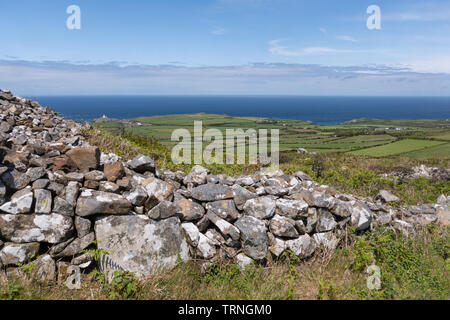 Strumble Kopf Küstenlandschaft und schroffen Felslandschaft im Sommer in Pembrokeshire, Wales, Großbritannien Stockfoto