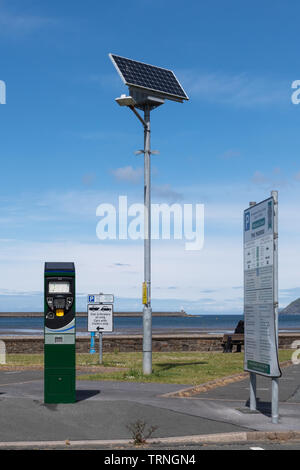 Solar Parkuhr auf dem Parkplatz in der Nähe von Fishguard, Goodwick Pembrokeshire, Wales powered Stockfoto