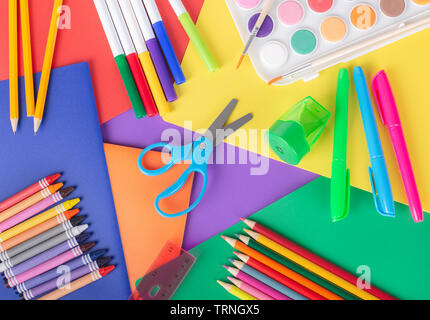 Ansicht von oben der bunten Zeichnung und Färbung der Schule liefert der Buntstifte, Bleistifte, Markierungen und Farbe Stockfoto