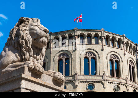 Das Parlament Oslo, Ansicht eines Löwen Statue aufgestellt Vor dem norwegischen Parlament in Oslo. Stockfoto