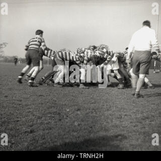 Fünfziger Jahre, historisches Spiel mit Amateur-Rugby-Union, Rugby-Vorwärts in einem Gedränge mit der Opposition nach vorne verflochten, überwacht vom Schiedsrichter, England, Großbritannien. Stockfoto