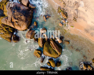 Die Felsen an der Küste von Kirinda in der Nähe des Yala National Park, Sri Lanka. Stockfoto