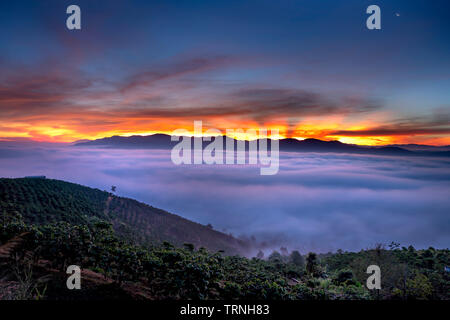 Phantasievolle Landschaft eines frühen Morgens, wenn die Sonne über den Dai Lao Berges Bereich ansteigt, Bao Loc Bezirk, Provinz Lam Dong, Vietnam Stockfoto