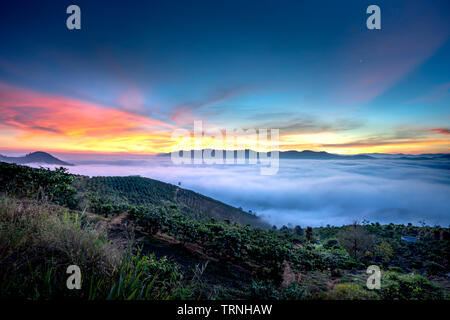 Phantasievolle Landschaft eines frühen Morgens, wenn die Sonne über den Dai Lao Berges Bereich ansteigt, Bao Loc Bezirk, Provinz Lam Dong, Vietnam Stockfoto