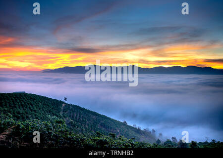 Phantasievolle Landschaft eines frühen Morgens, wenn die Sonne über den Dai Lao Berges Bereich ansteigt, Bao Loc Bezirk, Provinz Lam Dong, Vietnam Stockfoto