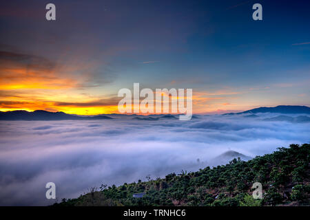 Phantasievolle Landschaft eines frühen Morgens, wenn die Sonne über den Dai Lao Berges Bereich ansteigt, Bao Loc Bezirk, Provinz Lam Dong, Vietnam Stockfoto