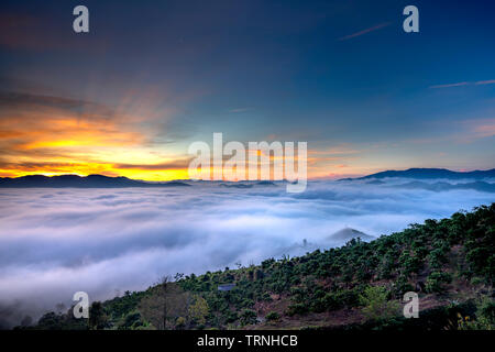 Phantasievolle Landschaft eines frühen Morgens, wenn die Sonne über den Dai Lao Berges Bereich ansteigt, Bao Loc Bezirk, Provinz Lam Dong, Vietnam Stockfoto