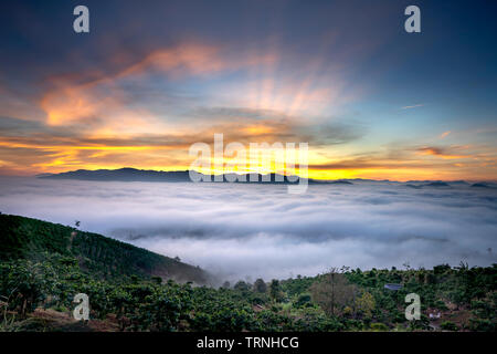 Phantasievolle Landschaft eines frühen Morgens, wenn die Sonne über den Dai Lao Berges Bereich ansteigt, Bao Loc Bezirk, Provinz Lam Dong, Vietnam Stockfoto