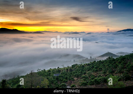 Phantasievolle Landschaft eines frühen Morgens, wenn die Sonne über den Dai Lao Berges Bereich ansteigt, Bao Loc Bezirk, Provinz Lam Dong, Vietnam Stockfoto