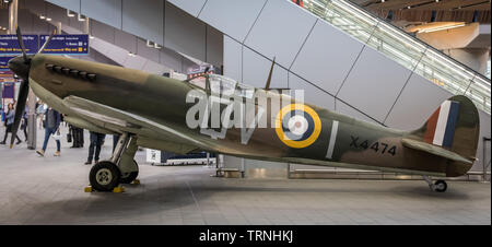 London, Großbritannien. 31. Mai 2019. Eine vollständige Replik Spitfire Flugzeuge auf die bahnhofshalle an der London Bridge Station vorgestellt wird durch das Imperial War Museum (IWM) bis 75 Jahre nach dem D-Day. Die Spitfire, sofern notwendig, die Unterstützung der D-Day Landungen als Jagdbomber. Credit: Guy Corbishley/Alamy leben Nachrichten Stockfoto