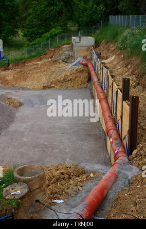 Kanalrohr im Zulauf der Kläranlage wurde für den Wiederaufbau der Arbeit Stockfoto