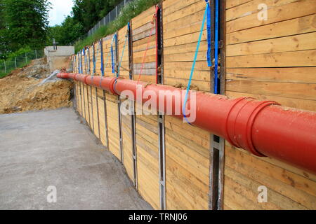 Kanalrohr im Zulauf der Kläranlage wurde für den Wiederaufbau der Arbeit Stockfoto