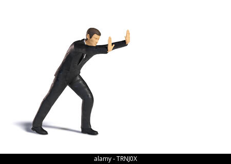 Spielzeug miniatur Geschäftsmann drücken, Business figurine Konzept mit Schatten auf weißem Hintergrund Stockfoto