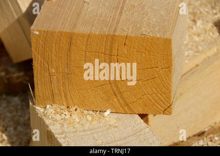 Bauholz wurde in kleine Stücke gesägt und gestapelt Stockfoto