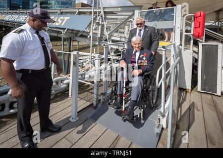 London, Großbritannien. 6. Juni 2019. Imperial War Museum dm 75. Jahrestag der Landung an Bord der HMS Belfast. D-Day Veteranen (Arthur Barnes im Stuhl), vom Blinden Veteranen UK Board die HMS Belfast, das Schiff, das die Alliierten Flotte auf D LED-Tag. Credit: Guy Corbishley/Alamy leben Nachrichten Stockfoto