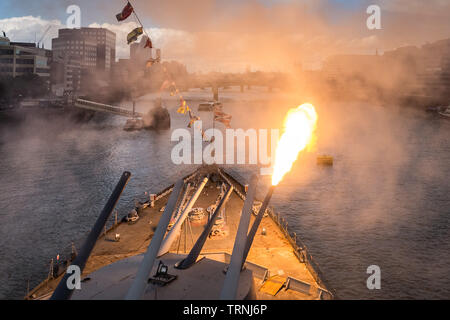London, Großbritannien. 6. Juni 2019. Imperial War Museum dm 75. Jahrestag der Landung an Bord der HMS Belfast. Nach den drei Waffen sind drei Mal um 11:00 Uhr abgefeuert. Credit: Guy Corbishley/Alamy leben Nachrichten Stockfoto