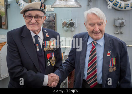 London, Großbritannien. 6. Juni 2019. Imperial War Museum dm 75. Jahrestag der Landung an Bord der HMS Belfast. D-Day Veteranen vom Blinden Veteranen UK Board die HMS Belfast, das Schiff, das die Alliierten Flotte auf D LED-Tag. L-R John Connelly und Nev Lees. Credit: Guy Corbishley/Alamy leben Nachrichten Stockfoto