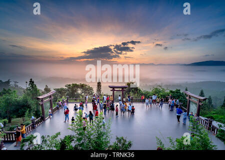 Temple' Linh Qui Phap Ein', Bao Loc, Provinz Lam Dong, Vietnam - Jun 2, 2019: Touristen besuchen und unter selfies im Tempel' Linh Qui Phap ein Stockfoto