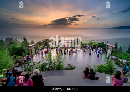 Temple' Linh Qui Phap Ein', Bao Loc, Provinz Lam Dong, Vietnam - Jun 2, 2019: Touristen besuchen und unter selfies im Tempel' Linh Qui Phap ein Stockfoto