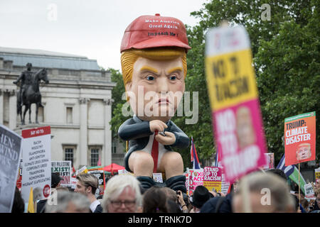 Einen 16 ft Roboter sprechen von Donald Trump sitzen auf einem gold Wc während texting ist durch den Trafalgar Square als Teil der Proteste gegen US UK Staatspräsidenten Donald Trump Besuch vorgeführt. American Don Lessem bezahlt $ 25.000 (19.500 £) von seinem eigenen Geld der Roboter, die trinkschnäbel Phrasen oft durch den Präsidenten verwendet - einschließlich der 'Ich bin ein sehr stabiles Genius' und 'keine Absprachen zu machen". Es bricht auch Wind. Stockfoto