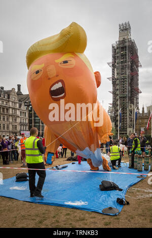 London, Großbritannien. 4. Juni 2019. Trump Baby Blimp ist im Parlament Platz bereit, in Westminster aus Protest gegen die US-UK Staatspräsidenten Donald Trump besuchen zu fliegen aufgebläht. Credit: Guy Corbishley/Alamy leben Nachrichten Stockfoto