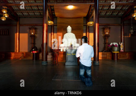 Temple' Linh Qui Phap Ein', Bao Loc, Provinz Lam Dong, Vietnam - Jun 2, 2019: Der Junge saß in Linh Quy Phap eine Pagode. Er betete an Stockfoto