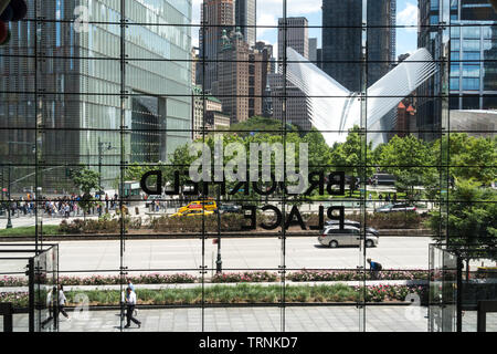 Aus Brookfield Ort auf die West Street Traffic und die 9/11 Memorial, NYC, USA Stockfoto