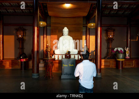 Temple' Linh Qui Phap Ein', Bao Loc, Provinz Lam Dong, Vietnam - Jun 2, 2019: Der Junge saß in Linh Quy Phap eine Pagode. Er betete an Stockfoto