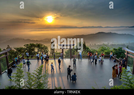 Temple' Linh Qui Phap Ein', Bao Loc, Provinz Lam Dong, Vietnam - Jun 2, 2019: Touristen besuchen und unter selfies im Tempel' Linh Qui Phap ein Stockfoto