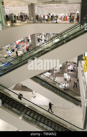 Multi-level Fahrtreppen in Hudson Yards Shopping Complex, New York City, USA Stockfoto