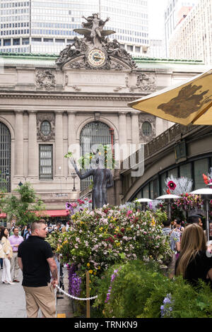 Hendrick's Gin Hochsommer Solstice Tastingfall bei Pershing Square in New York City, USA Stockfoto