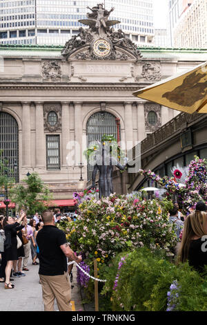 Hendrick's Gin Hochsommer Solstice Tastingfall bei Pershing Square in New York City, USA Stockfoto