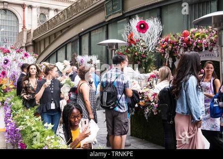 Hendrick's Gin Hochsommer Solstice Tastingfall bei Pershing Square in New York City, USA Stockfoto