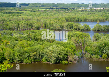 Schöne Aussicht auf den Mississippi River von Red Wing Minnesota aus der Scheune Bluff Wanderweg gesehen Stockfoto