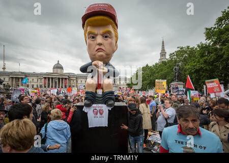 Einen 16 ft Roboter sprechen von Donald Trump sitzen auf einem gold Wc während texting ist durch den Trafalgar Square als Teil der Proteste gegen US UK Staatspräsidenten Donald Trump Besuch vorgeführt. American Don Lessem bezahlt $ 25.000 (19.500 £) von seinem eigenen Geld der Roboter, die trinkschnäbel Phrasen oft durch den Präsidenten verwendet - einschließlich der 'Ich bin ein sehr stabiles Genius' und 'keine Absprachen zu machen". Es bricht auch Wind. Stockfoto