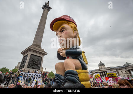 Einen 16 ft Roboter sprechen von Donald Trump sitzen auf einem gold Wc während texting ist durch den Trafalgar Square als Teil der Proteste gegen US UK Staatspräsidenten Donald Trump Besuch vorgeführt. American Don Lessem bezahlt $ 25.000 (19.500 £) von seinem eigenen Geld der Roboter, die trinkschnäbel Phrasen oft durch den Präsidenten verwendet - einschließlich der 'Ich bin ein sehr stabiles Genius' und 'keine Absprachen zu machen". Es bricht auch Wind. Stockfoto