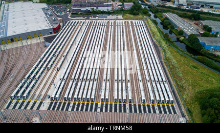 Bild zeigt die Crossrail Neue Bombardier Klasse 345 Zügen sitzen in gleisanschlüsse an der alten Eiche Common, London letzte Woche. Die Züge wurden bedeutet, jetzt läuft, aber Verzögerungen in der neuen Zeile bedeutet, dass Sie nicht bis 2021 verwendet werden können. Neue Luftaufnahmen zeigen Dutzende von neuen hohen crossrail High-Tech-Züge im Leerlauf in einem Londoner Depot warten verwendet werden. Die Züge sind Teil einer Flotte von 1 Mrd. £ für das Flaggschiff der Bahn Projekt, das geglaubt wird, kostet rund £ 17,6 Milliarden werden in Betrieb genommen. Crossrail gekauft 70 Züge, die jeweils Platz für 1.500 Passagiere, aber nur 15 von ihnen sind derzeit in Verwendung auf Ex Stockfoto
