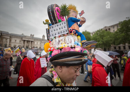 Demonstrant mit Donald Trump Parodie hat Design verbindet die Demonstration auf dem Trafalgar Square als Teil der Proteste gegen US UK Staatspräsidenten Donald Trump besuchen. Stockfoto