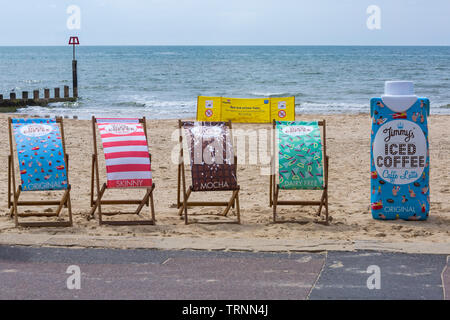 Jimmys Iced Coffee Liegestühle und Karton in Bournemouth Beach, Dorset UK im Juni Stockfoto