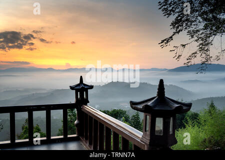 Das Panorama phantasievoll Dawn aus dem Tempel' Linh Quy Phap einer 'in Bao Loc Bezirk, Provinz Lam Dong, Vietnam Stockfoto