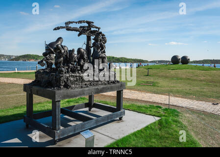 Tjuvholmen Sculpture Park, Ansicht von Skulpturen von Paul McCarthy (vorne) und Laus Bourgeois im Sculpture Park am Strand von Oslo, Norwegen. Stockfoto