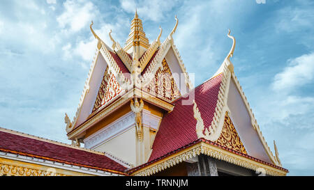 Die füllstandsnivellierung Teil des beeindruckenden Royal Palace (& Silber Pagode) Architektur mit einem wunderschönen blauen Himmel, von Low Angle Shot, in der Stadt Stockfoto
